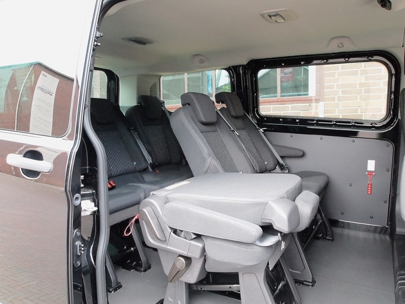 ford-Custom_9_sitzer_bus_comet_autovermietung-06.JPG